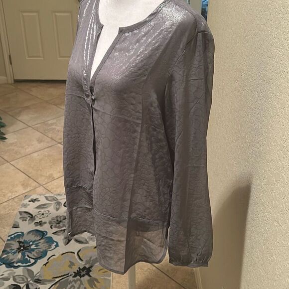 Krisa Women's M Long Sleeve Split Neck Popover Blouse Gray Metallic Animal Print - Picture 4 of 12